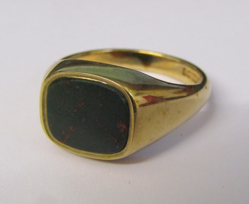 9ct gold gents bloodstone ring size V total weight 8 g