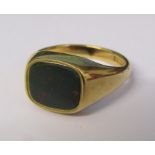 9ct gold gents bloodstone ring size V total weight 8 g