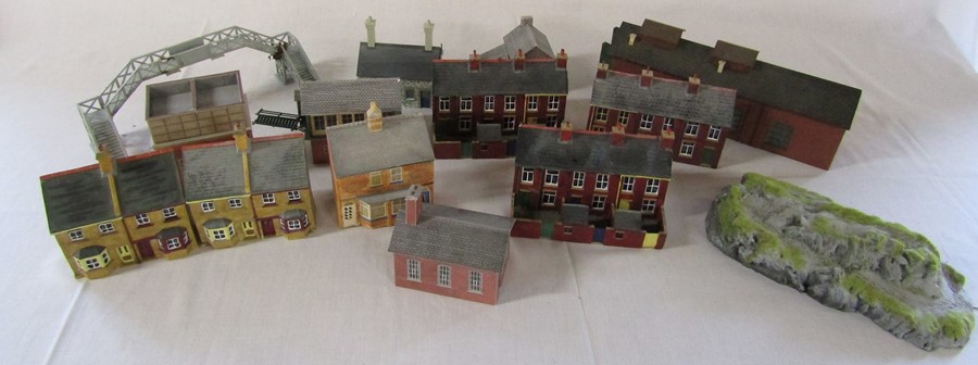 Quantity of model railway buildings, accessories and track (af) - sample shown