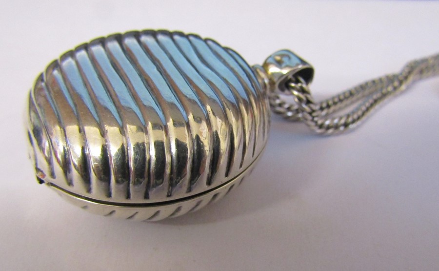 Victorian silver keepsake locket and chain Birmingham 1900 (chain length 128 cm) weight 1.19 ozt - Image 2 of 3