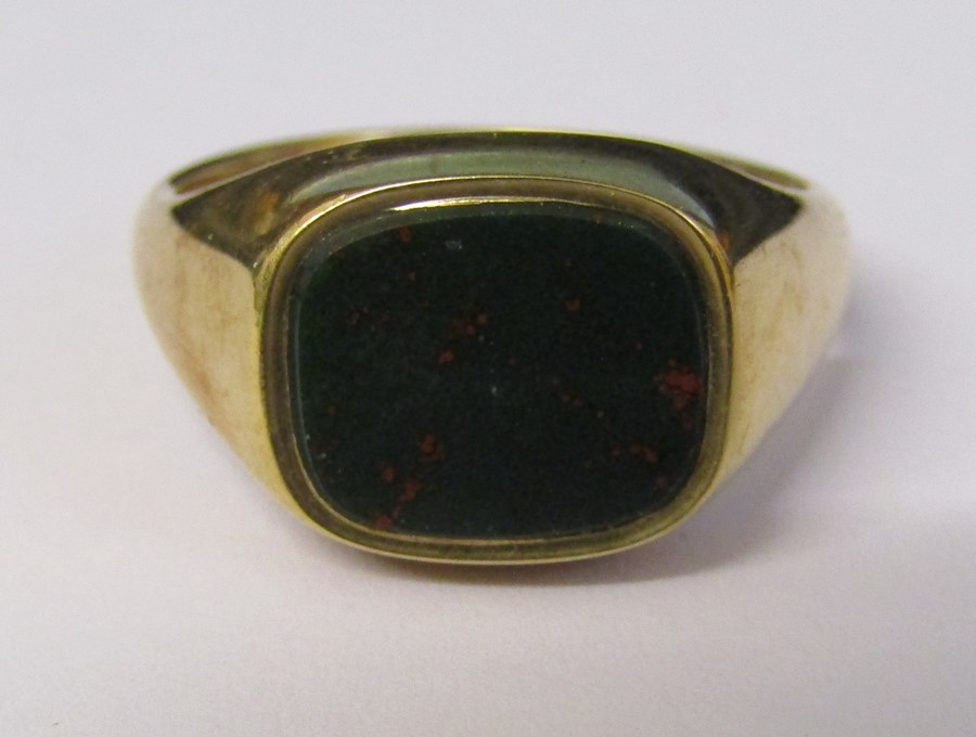 9ct gold gents bloodstone ring size V total weight 8 g - Image 5 of 5