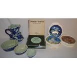 5 collectors plates, reproduction hydra ironstone jug & 3 jelly moulds