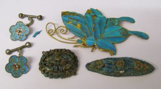 Selection of Chinese kingfisher feather jewellery consisting of pair of cufflinks, 2 brooches and