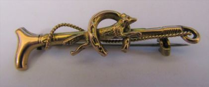 9ct gold hunting crop and fox brooch weight 2 g L 4.5 cm (af)