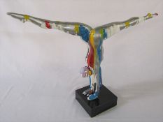 Contemporary drip painted gymnast / acrobat figurine on marble base L 62 cm H 48 cm