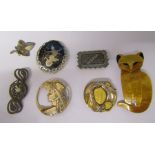 7 brooches inc Lea Stein style cat brooch and 5 silver brooches