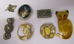 7 brooches inc Lea Stein style cat brooch and 5 silver brooches