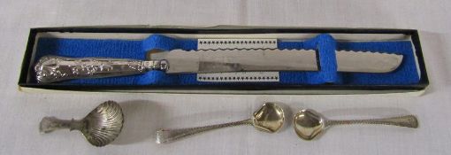 Cased silver handled bread knife Sheffield 1977, two Georgian silver salt spoons London 1799 & a