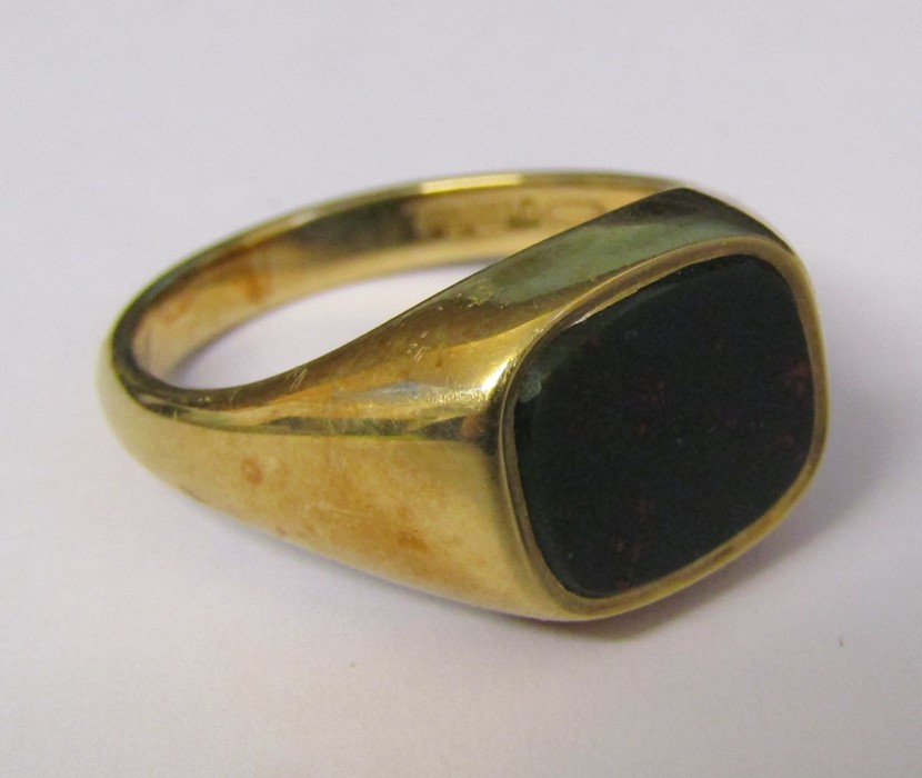 9ct gold gents bloodstone ring size V total weight 8 g - Image 2 of 5