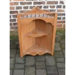 Victorian satinwood corner shelf unit H 82 cm, D 38 cm, L 54 cm