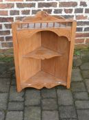 Victorian satinwood corner shelf unit H 82 cm, D 38 cm, L 54 cm