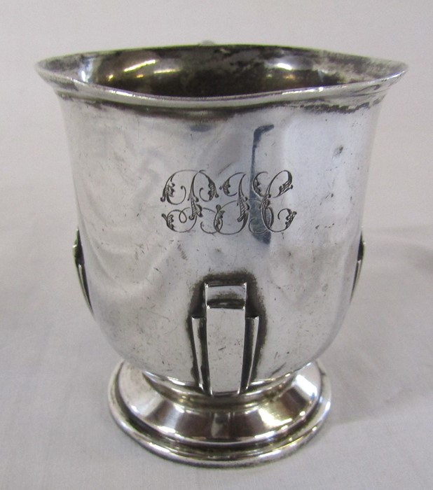 Art Deco silver cup / tankard Sheffield 1937 H 8 cm (mis-shapen around rim), maker Walker & Hall, - Image 2 of 3