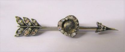 Tested as 15ct gold and diamond arrow brooch (missing central stone / pearl) L 5 cm weight 3.9 g
