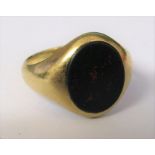 9ct gold gents bloodstone signet ring size O/P weight 6.1 g