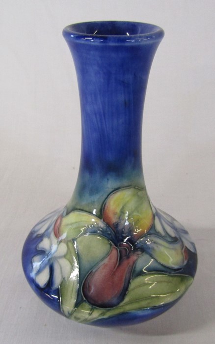 Moorcroft 'orchid' pattern vase H 15 cm (slight firing glaze fault) blue signature to underside - Image 2 of 4