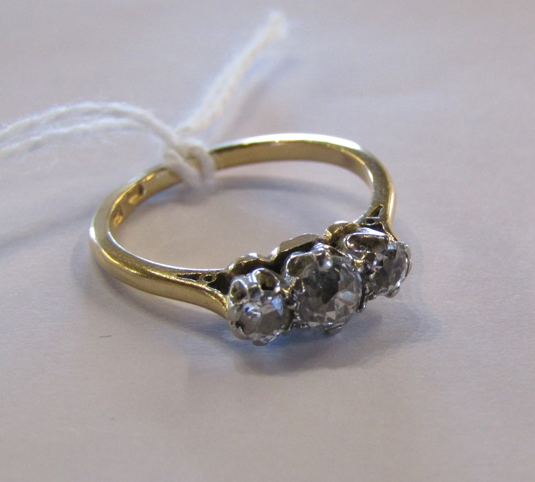 18ct gold diamond trilogy ring, central stone 0.30 ct outer stones 0.10 ct each size N total - Image 3 of 5