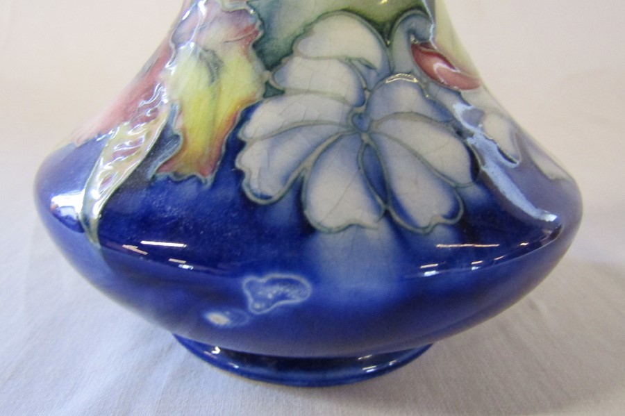Moorcroft 'orchid' pattern vase H 15 cm (slight firing glaze fault) blue signature to underside - Image 4 of 4