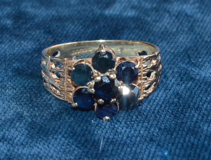 9ct gold & sapphire daisy ring size O/P