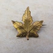 10ct gold leaf brooch weight 1 g H 2cm