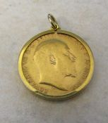 Edward VII full sovereign 1910 mounted in 9ct gold total weight 9.1 g