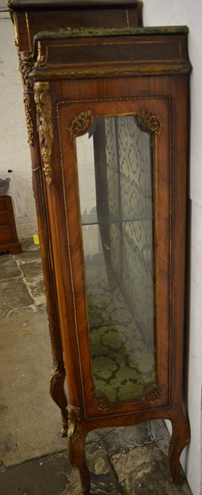 Large late 19th/early 20th century French display cabinet with marble top side plinths, - Bild 8 aus 8