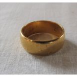22ct gold wedding band D 7 mm size N weight 7.4 g