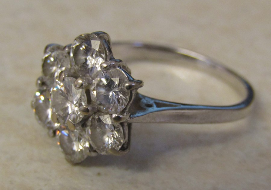 18 ct white gold diamond cluster / daisy ring 1.8 ct total, size O/P weight 3.7 g D 12 mm - Image 4 of 6