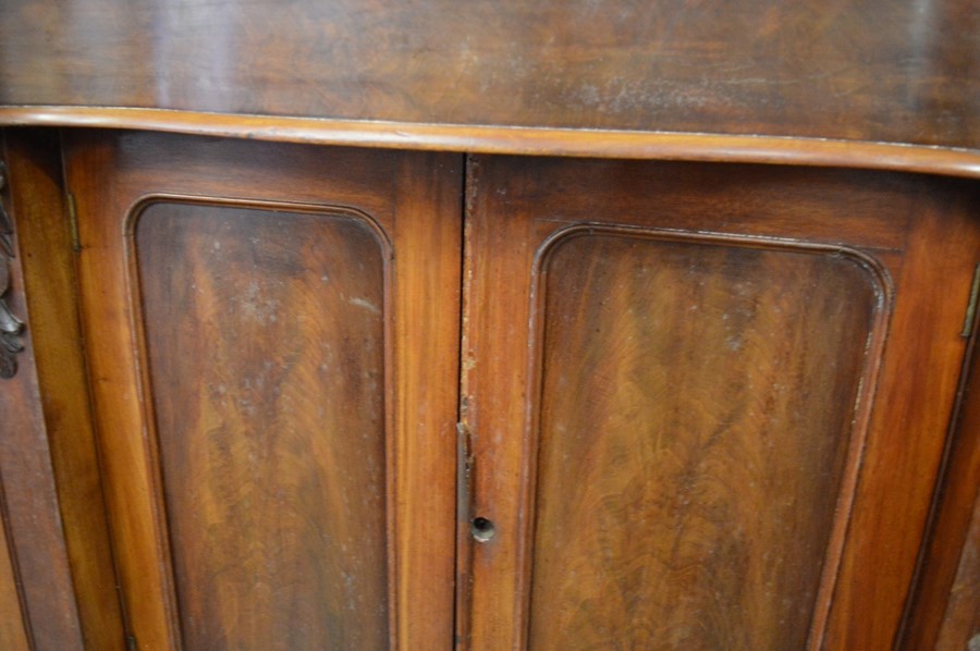 Victorian mahogany serpentine front sideboard L 163cm Ht 133cm D 48cm - Bild 2 aus 3