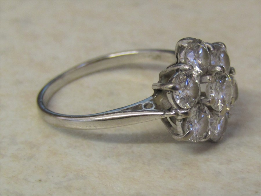 18 ct white gold diamond cluster / daisy ring 1.8 ct total, size O/P weight 3.7 g D 12 mm - Image 2 of 6