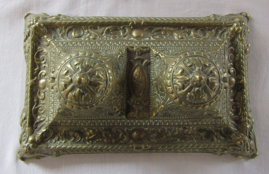 Brass ornate double inkwell stand with liners 27 cm x 17 cm - Image 3 of 3