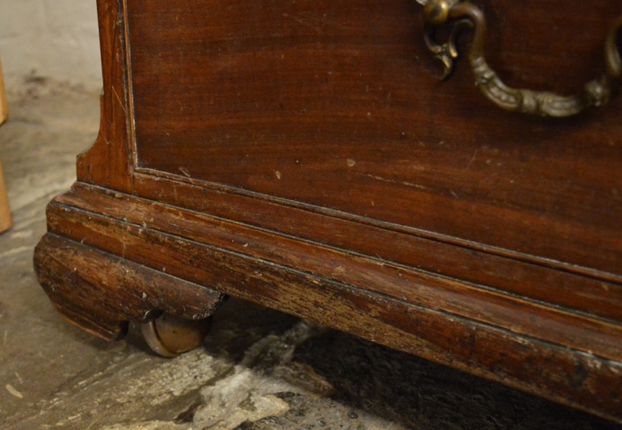 George III mahogany & oak lined chest on chest on ogee bracket (with later castors), canted & fluted - Bild 4 aus 7