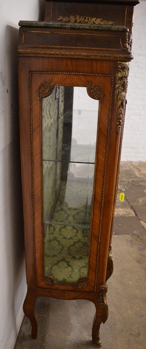 Large late 19th/early 20th century French display cabinet with marble top side plinths, - Bild 6 aus 8