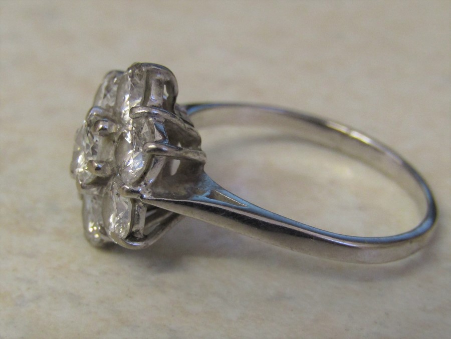 18 ct white gold diamond cluster / daisy ring 1.8 ct total, size O/P weight 3.7 g D 12 mm - Image 3 of 6