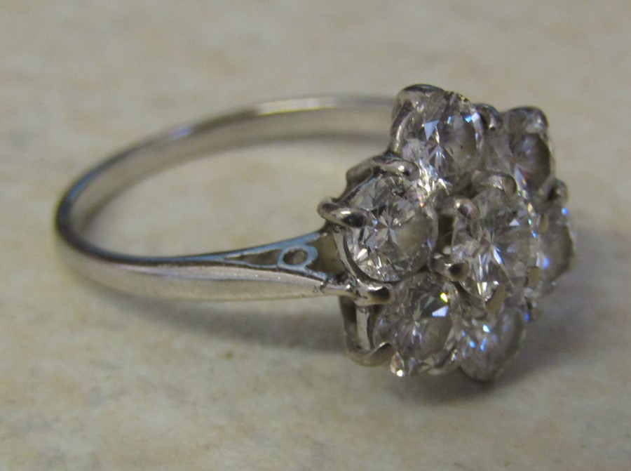 18 ct white gold diamond cluster / daisy ring 1.8 ct total, size O/P weight 3.7 g D 12 mm - Image 5 of 6