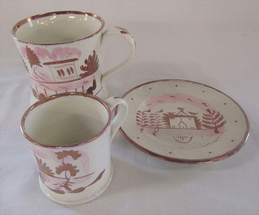 Two lustre mugs H 10 cm and 7 cm and a small plate D 14 cm