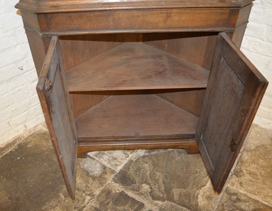 Reproduction Georgian oak corner cupboard (broken glass) H 204 cm L 93 cm - Image 2 of 2