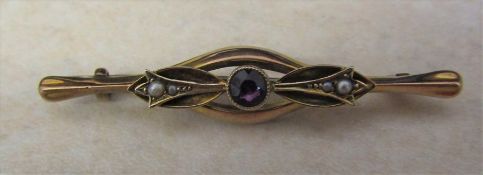 9ct gold brooch with central amethyst stone and seed pearls L 5 cm weight 2.1 g