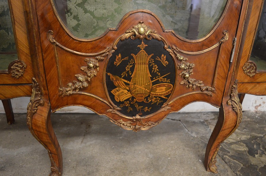 Large late 19th/early 20th century French display cabinet with marble top side plinths, - Bild 5 aus 8