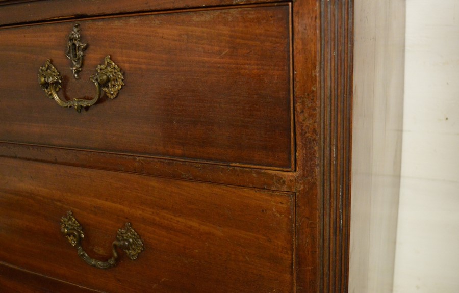George III mahogany & oak lined chest on chest on ogee bracket (with later castors), canted & fluted - Bild 5 aus 7