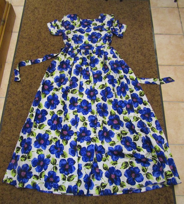 Assorted vintage dresses, accessories and linen - Image 7 of 10