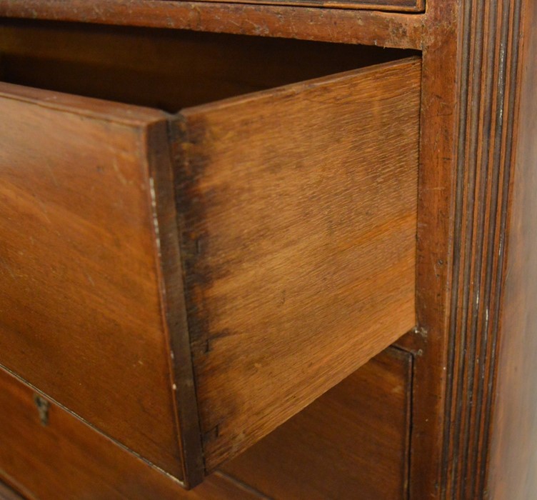 George III mahogany & oak lined chest on chest on ogee bracket (with later castors), canted & fluted - Bild 3 aus 7