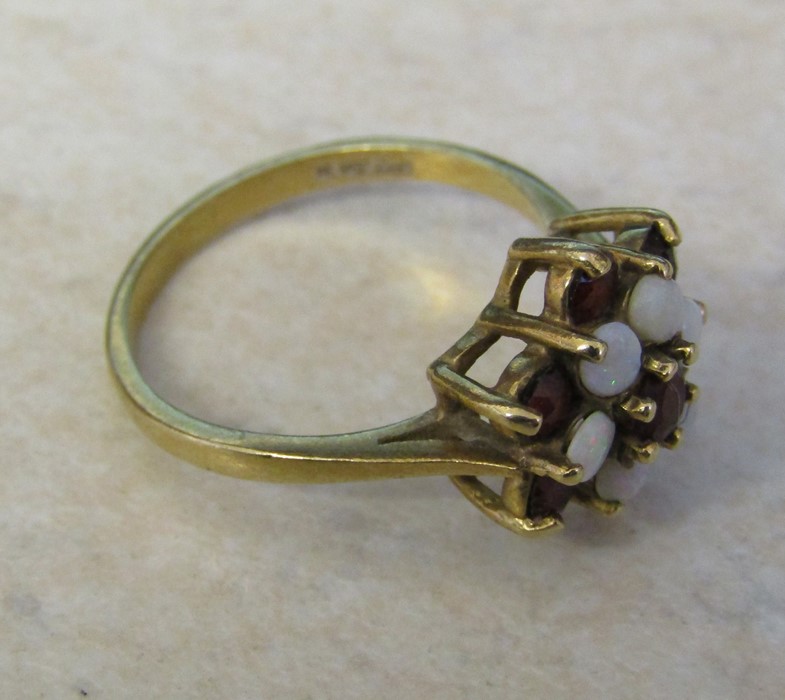 9ct gold garnet and opal daisy ring size L/M weight 2.4 g - Image 2 of 2