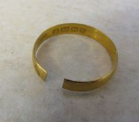 22ct gold band ring (cut) weight 3.2 g