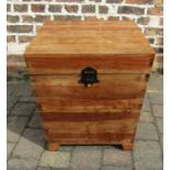 Wooden trunk / chest H 59 cm L 53 cm D 53.5 cm