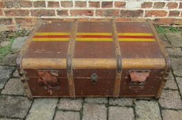 Cabin trunk with inner tray