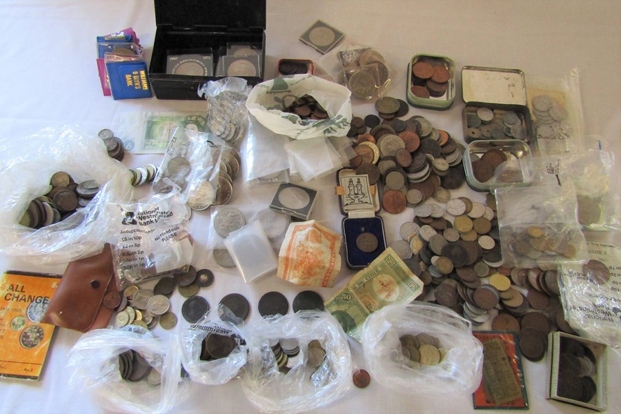 Large quantity of GB and world coins inc crowns, George III, US half dollar etc