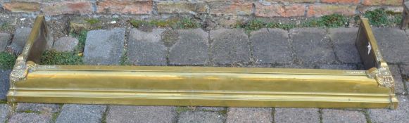 Ornate brass fender L 135cm
