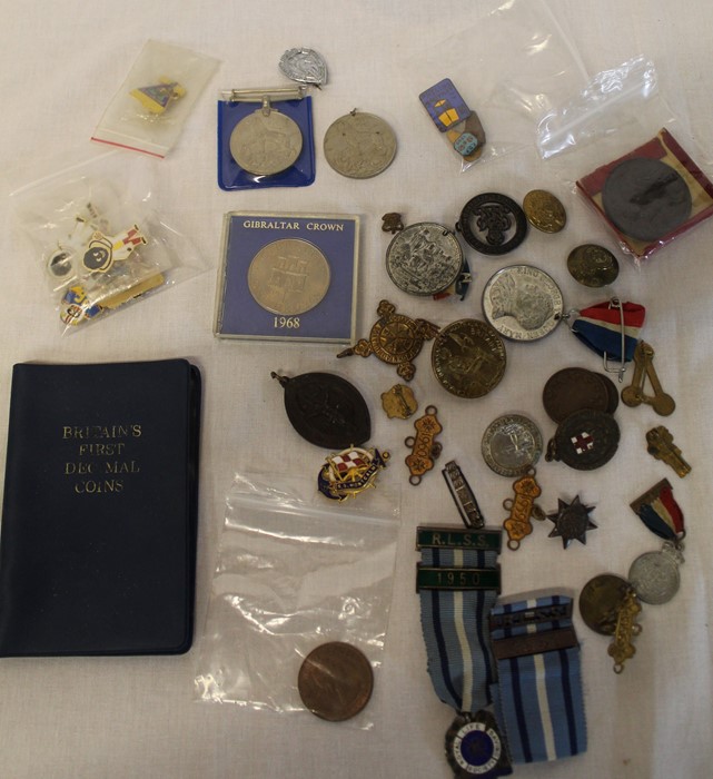 Selection of old pin badges, modern Golly badges, Butlins badge, 2 x 1939-45 service medals,
