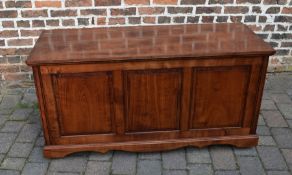 K Broadley Knight & Son Langworth blanket box / trunk L 142 cm D 56 cm H 71 cm