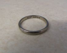 18ct white gold band ring weight 2.7 g size M/N